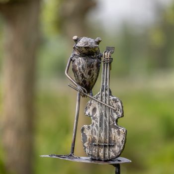 Metalen tuinbeeld van een kikker blad cello, gemaakt door een Afrikaanse kunstenaar. 